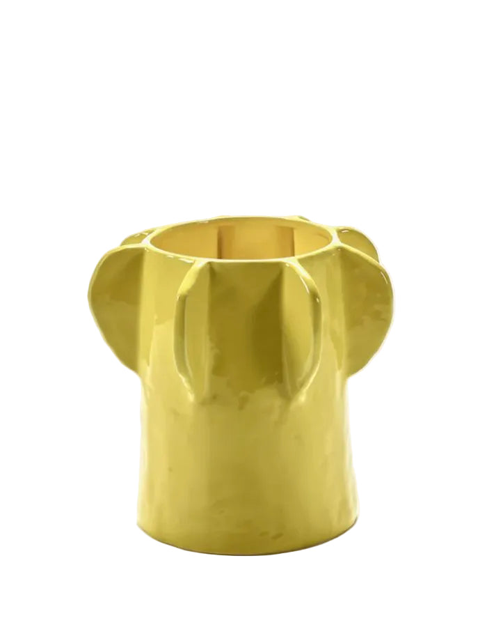 Pot de fleur sculptural Molly 01 S en grès jaune émaillé par Marie Michielssen pour Serax, forme facettée géométrique, hauteur 24 cm.