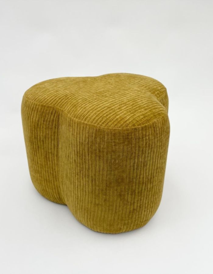 trinity-pouf-trefle-velours-moutarde-bazar-de-luxe-1