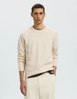 Vue de face du Pull pour homme en maille douce écru avoine à col rond enrichi en alpaga et laine, modèle Rai LS Knit Reg Crew Neck couleur Oatmeal de la marque Selected Homme.