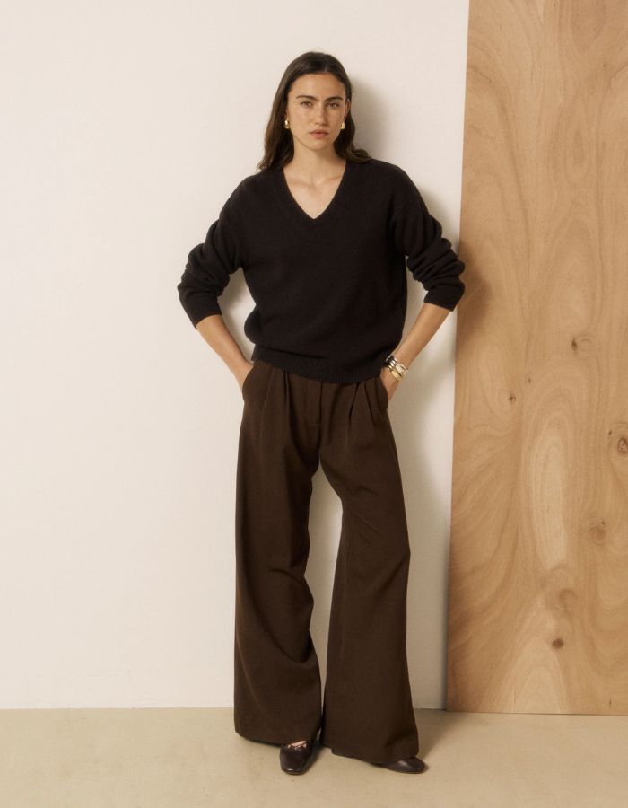 Silhouette avec le Pull ample col V pour femme en laine et cachemire marron, modèle Milanto de la marque HARTFORD. Présente des emmanchures souples et des finitions en bord-côte au col, aux poignets et à la base.