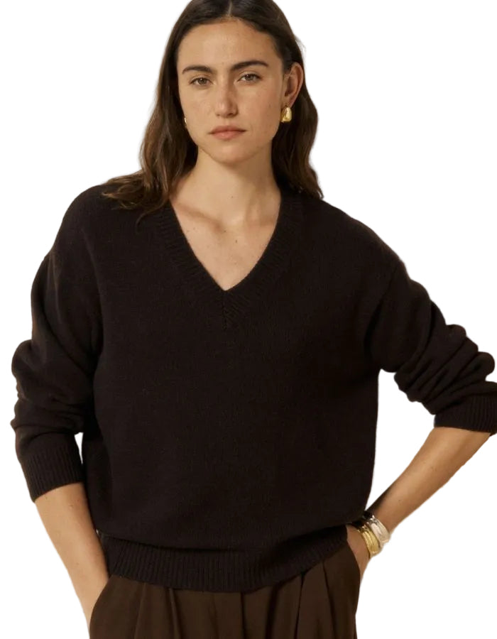 Pull ample col V pour femme en laine et cachemire marron, modèle Milanto de la marque HARTFORD. Présente des emmanchures souples et des finitions en bord-côte au col, aux poignets et à la base.