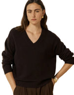 Pull ample col V pour femme en laine et cachemire marron, modèle Milanto de la marque HARTFORD. Présente des emmanchures souples et des finitions en bord-côte au col, aux poignets et à la base.