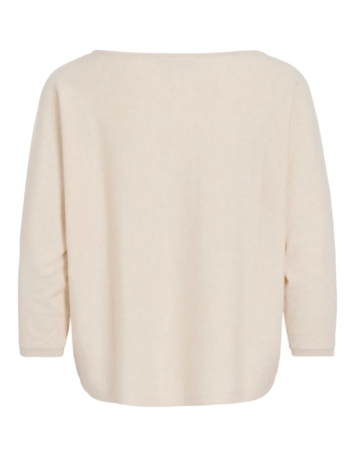 Pull beige col bateau Malu Vila en maille plate, coupe ample, manches 3/4 et épaules tombantes.