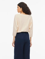 Pull beige col bateau Malu Vila en maille plate, manches 3/4 amples, épaules tombantes.