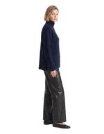 Profil du Pull oversize en maille épaisse bleu marine avec col montant et manches longues