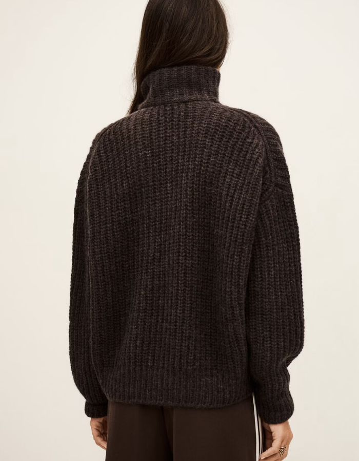 Dos du Pull ample pour femme de couleur marron chocolat, modèle Beltane de la marque Ba&sh. Présente un col camionneur avec fermeture éclair métallique, des emmanchures tombantes basses, des manches longues et un tricotage texturé à côtes larges.