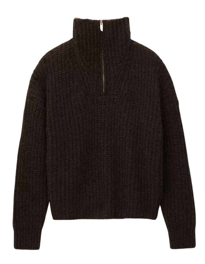 Pull ample pour femme de couleur marron chocolat, modèle Beltane de la marque Ba&sh. Présente un col camionneur avec fermeture éclair métallique, des emmanchures tombantes basses, des manches longues et un tricotage texturé à côtes larges.