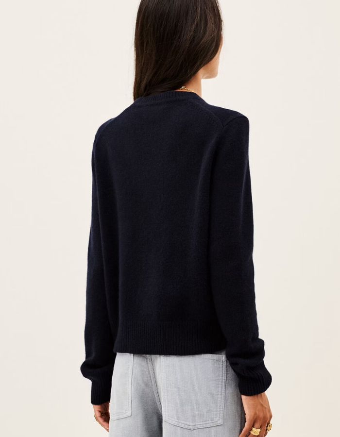 Dos du Pull décontracté pour femme en cachemire bleu marine jauge 5 point jersey, modèle Cheyla Pull couleur Marine de la marque ba&sh