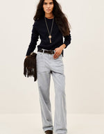 Silhouette avec le Pull décontracté pour femme en cachemire bleu marine jauge 5 point jersey, modèle Cheyla Pull couleur Marine de la marque ba&sh