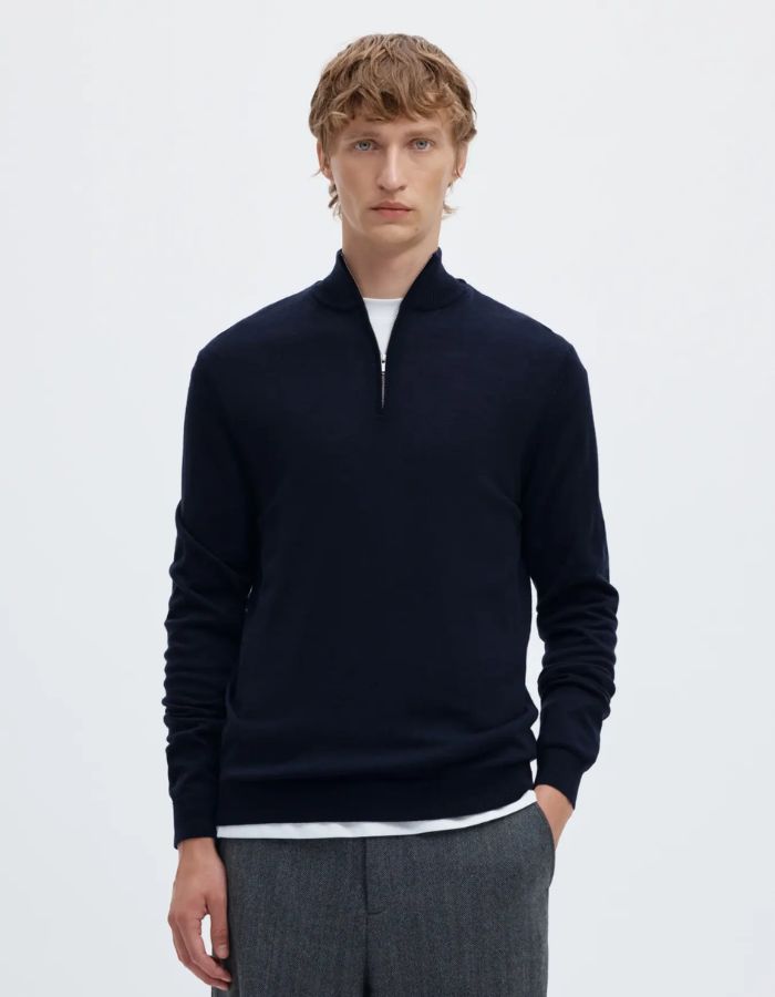 Vue de face du Pull pour homme à col montant demi-zip en laine mérinos bleu marine, modèle Tray LS Knit Reg Merino Half Zip couleur Navy Blazer de la marque SELECTED HOMME.