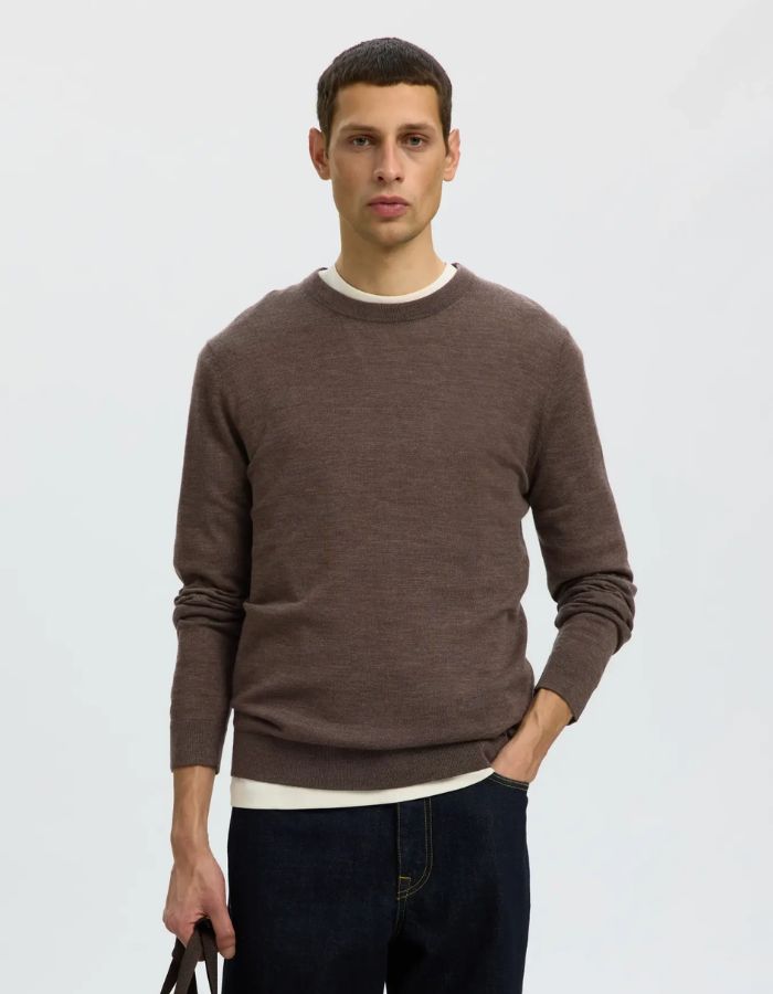 Vue de face du Pull pour homme à col rond en laine mérinos couleur marron chocolat, modèle Tray LS Knit Reg Merino Crew de la marque SELECTED HOMME.