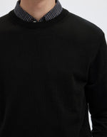 Col du Pull pour homme à col rond en laine mérinos couleur noir, modèle Tray LS Knit Reg Merino Crew couleur Black de la marque SELECTED HOMME.