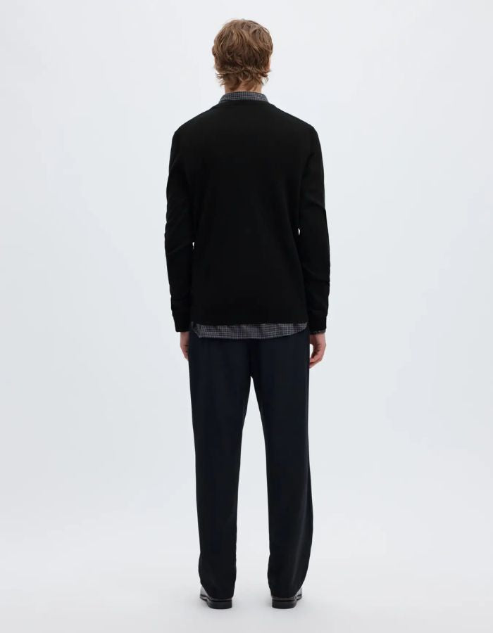 Dos du Pull pour homme à col rond en laine mérinos couleur noir, modèle Tray LS Knit Reg Merino Crew couleur Black de la marque SELECTED HOMME.
