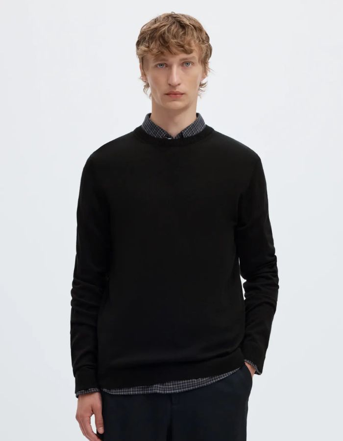 Vue de face du Pull pour homme à col rond en laine mérinos couleur noir, modèle Tray LS Knit Reg Merino Crew couleur Black de la marque SELECTED HOMME.