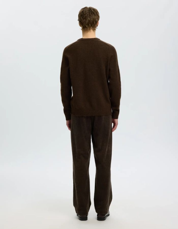 Dos du Pull classique pour homme en maille alpaga et laine marron chocolat avec col rond et poignets en bord-côte, modèle Rai LS Knit Reg Crew Neck couleur Delicioso de la marque Selected Homme.