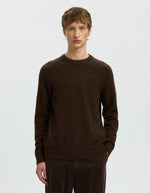 Vue de face du Pull classique pour homme en maille alpaga et laine marron chocolat avec col rond et poignets en bord-côte, modèle Rai LS Knit Reg Crew Neck couleur Delicioso de la marque Selected Homme.