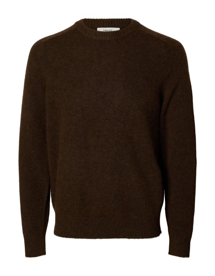 Pull classique pour homme en maille alpaga et laine marron chocolat avec col rond et poignets en bord-côte, modèle Rai LS Knit Reg Crew Neck couleur Delicioso de la marque Selected Homme.