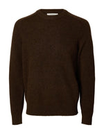 Pull classique pour homme en maille alpaga et laine marron chocolat avec col rond et poignets en bord-côte, modèle Rai LS Knit Reg Crew Neck couleur Delicioso de la marque Selected Homme.
