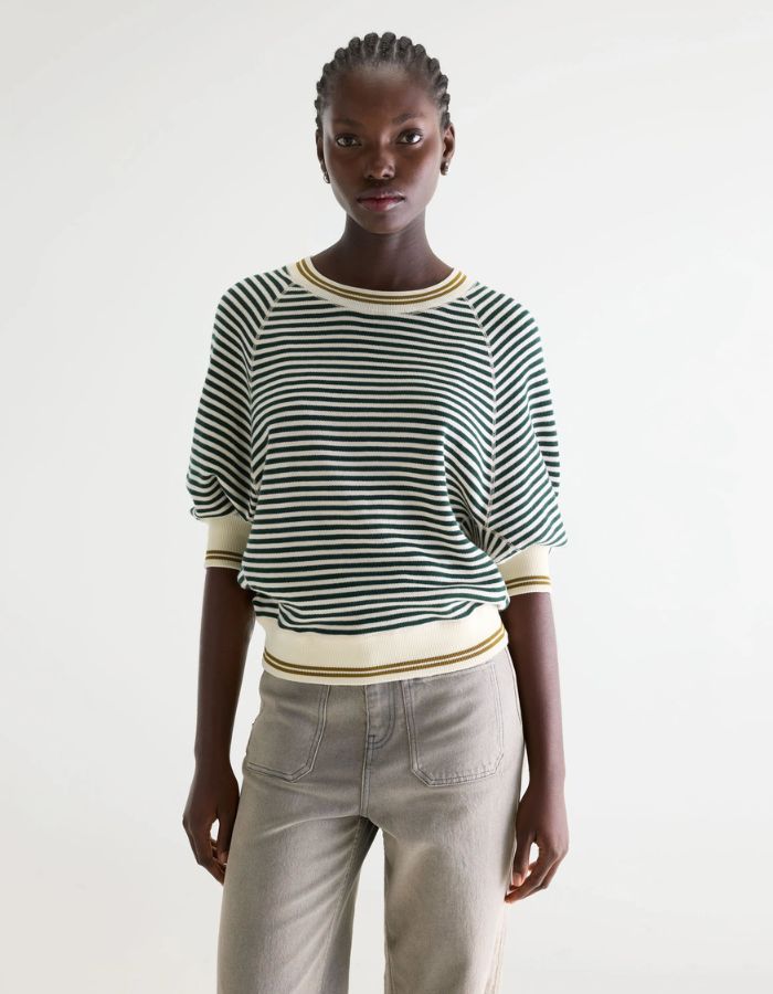 Pull col rond rayé écru et vert bouteille, coupe oversize, manches raglan 3/4, détails moutarde.