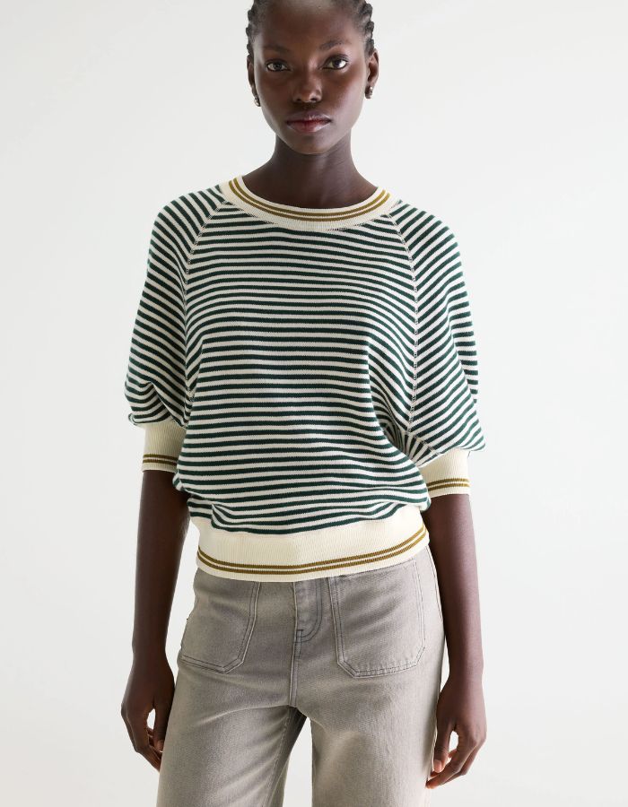 Pull col rond rayé écru et vert bouteille, coupe oversize, manches raglan 3/4, détails moutarde.
