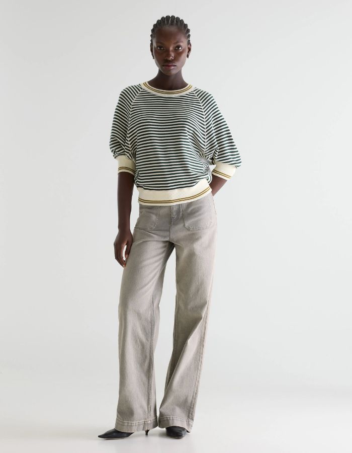 Mannequin portant un pull oversize rayé écru et vert bouteille avec détails moutarde, manches 3/4 et col rond.