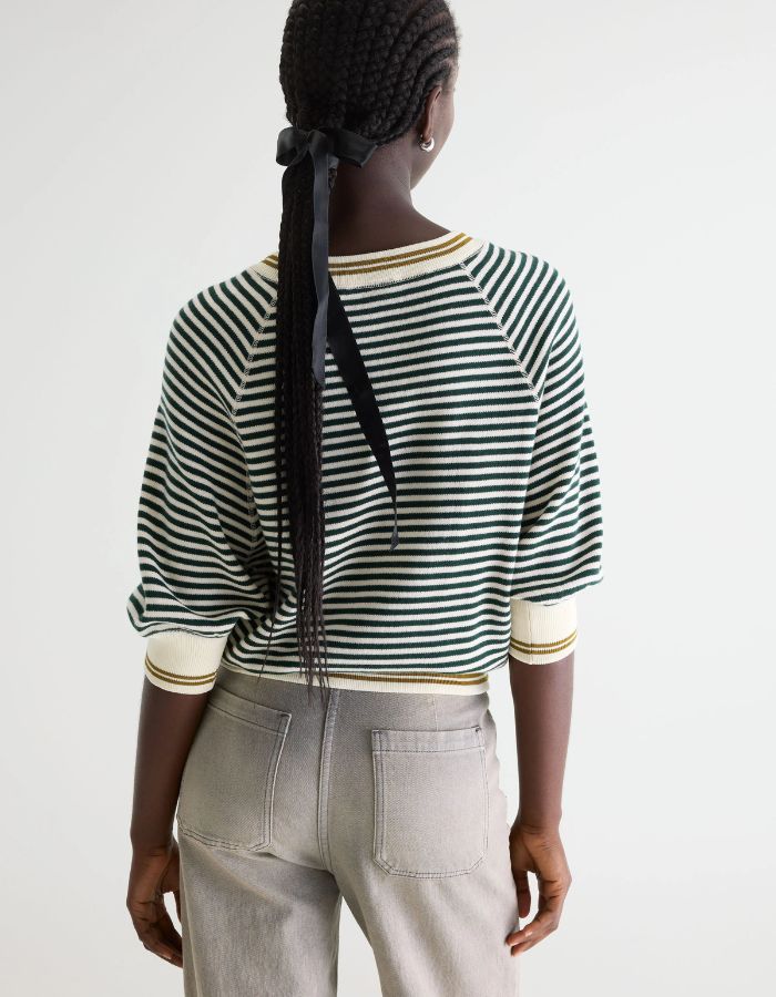 Pull oversize rayé écru et vert bouteille avec col rond, manches raglan 3/4 et détails moutarde.