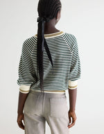 Pull oversize rayé écru et vert bouteille avec col rond, manches raglan 3/4 et détails moutarde.