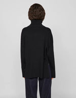 trinity-pull-col-roule-noir-ostria-vila-3