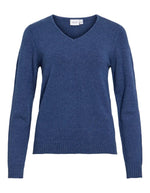 Pull en maille fine pour femme à manches longues et col en V, modèle Viril de la marque Vila. Tissu tricoté de couleur bleu marine foncé mélangé Navy Peony avec des finitions en bords-côtes aux poignets.