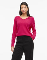 Vue de face du Pull en maille fine pour femme modèle Viril de la marque Vila. Coupe droite avec un col en V élégant et des manches longues aux poignets côtelés, couleur rose fuchsia uni et lumineux.