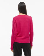 Vue de dos du Pull en maille fine pour femme modèle Viril de la marque Vila. Coupe droite avec un col en V élégant et des manches longues aux poignets côtelés, couleur rose fuchsia uni et lumineux.