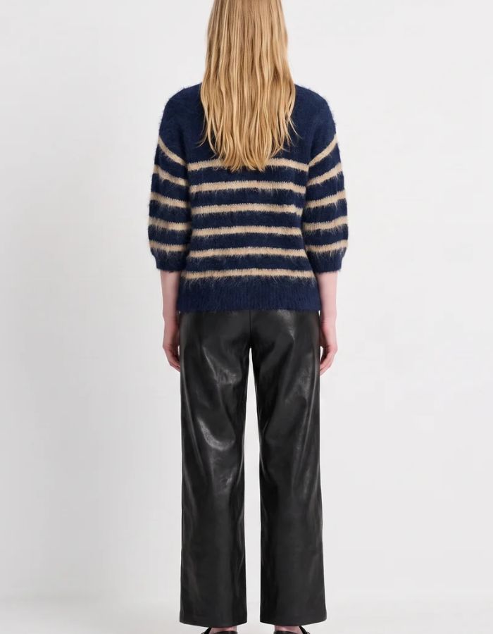 Dos du Pull ample en maille duveteuse à rayures navy avec col rond, emmanchures basses et manches 3/4.