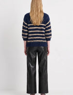 Dos du Pull ample en maille duveteuse à rayures navy avec col rond, emmanchures basses et manches 3/4.