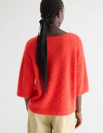 Pull Dime Angora Salsa rouge vif en maille duveteuse, coupe relaxed, col rond et manches longueur coude.