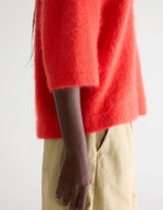 Pull Dime Angora Salsa rouge intense en maille duveteuse, coupe relaxed, manches longueur coude.
