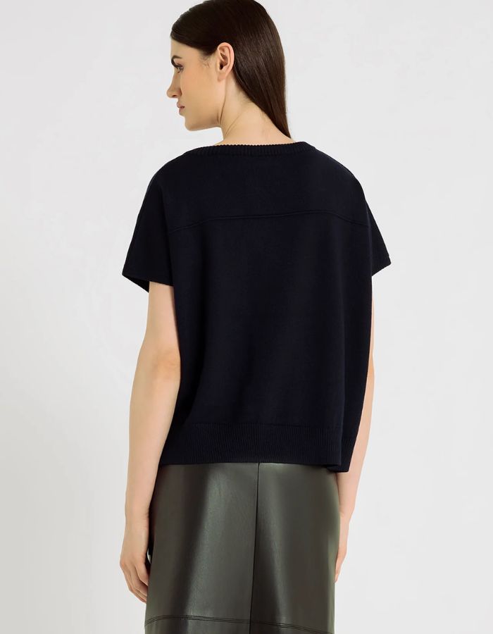 Dos du Pull à manches courtes pour femme en laine mérinos 2 fils bleu nuit avec col V, emmanchures basses et fentes latérales, modèle Orfeo de la marque Hana San