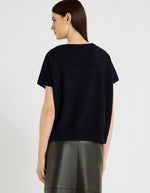 Dos du Pull à manches courtes pour femme en laine mérinos 2 fils bleu nuit avec col V, emmanchures basses et fentes latérales, modèle Orfeo de la marque Hana San