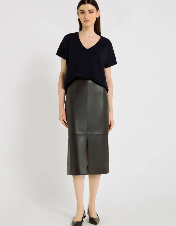 Vue de face du Pull à manches courtes pour femme en laine mérinos 2 fils bleu nuit avec col V, emmanchures basses et fentes latérales, modèle Orfeo de la marque Hana San