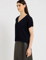 Profil du Pull à manches courtes pour femme en laine mérinos 2 fils bleu nuit avec col V, emmanchures basses et fentes latérales, modèle Orfeo de la marque Hana San