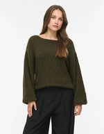 Vue de face du Pull pour femme en maille vert kaki, modèle Marley Knit Pullover de la marque VILA. Présente un col rond, des manches longues légèrement volumineuses et des poignets ajustés en bord-côte.