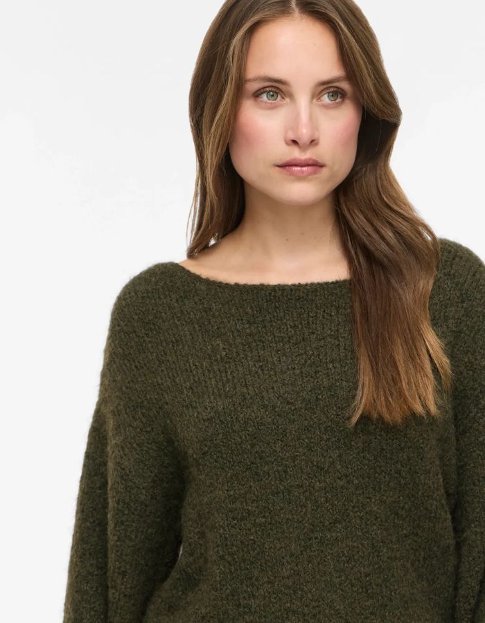 Col du Pull pour femme en maille vert kaki, modèle Marley Knit Pullover de la marque VILA. Présente un col rond, des manches longues légèrement volumineuses et des poignets ajustés en bord-côte.