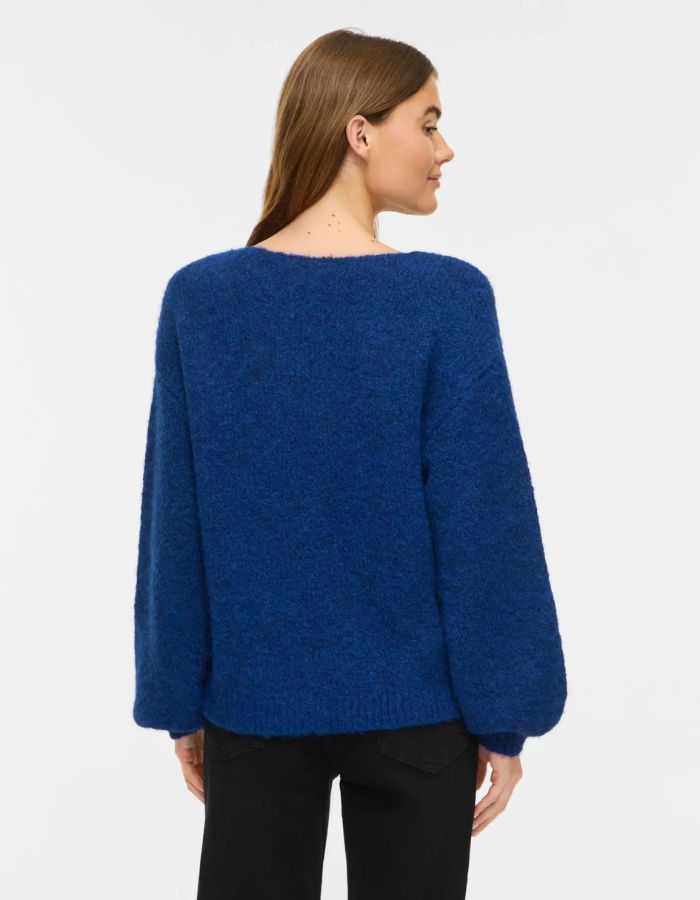 Dos du Pull pour femme en maille bleu marine Navy Peony, modèle Marley Knit Pullover de la marque VILA. Présente un col rond, des manches longues légèrement volumineuses et des poignets ajustés en bord-côte.