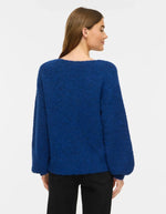 Dos du Pull pour femme en maille bleu marine Navy Peony, modèle Marley Knit Pullover de la marque VILA. Présente un col rond, des manches longues légèrement volumineuses et des poignets ajustés en bord-côte.