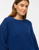 Col du Pull pour femme en maille bleu marine Navy Peony, modèle Marley Knit Pullover de la marque VILA. Présente un col rond, des manches longues légèrement volumineuses et des poignets ajustés en bord-côte.