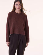 Vue de face du Pull oversize col rond pour femme en cachemire épais 10 fils marron pecan, modèle Pauly de la marque KUJTEN. Présente une coupe ample légèrement courte avec des épaules descendues et des finitions en bord-côte.