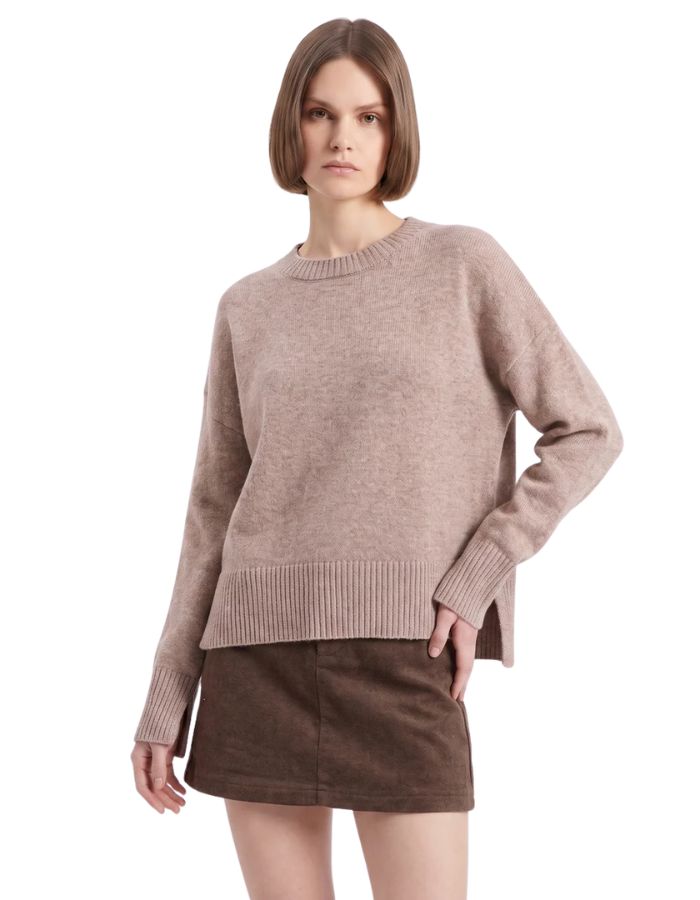 Pull court en pure laine couleur taupe avec col rond, emmanchures basses et poignets à larges côtes
