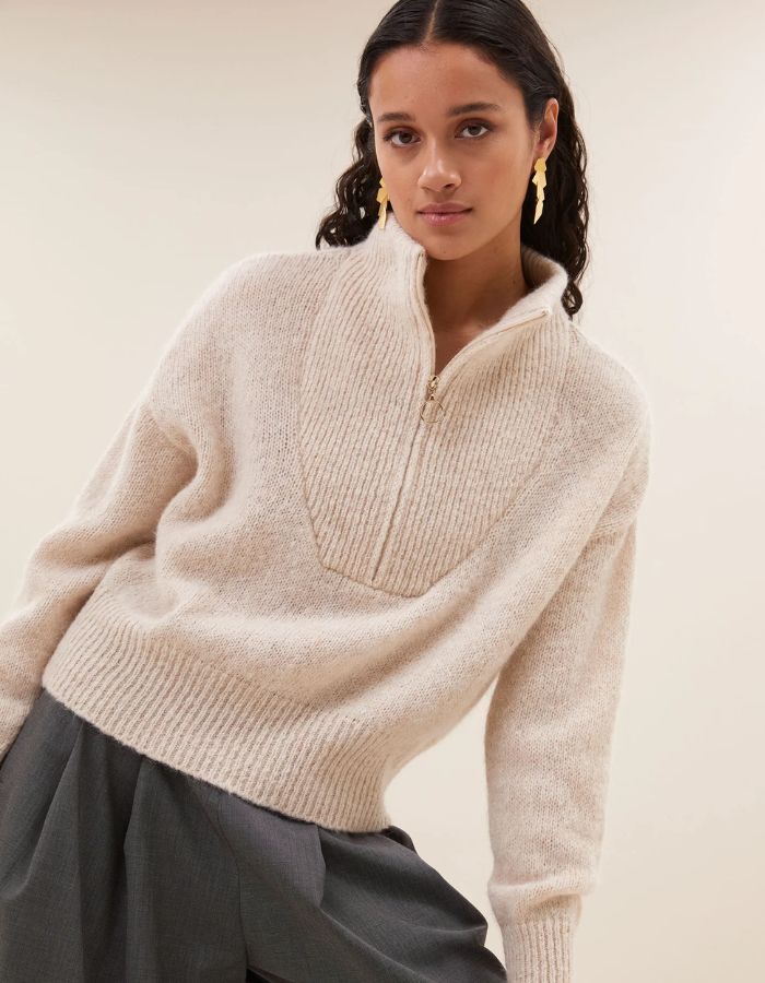 trinity-pullover-boxy-beau-chalk-by-bar-2