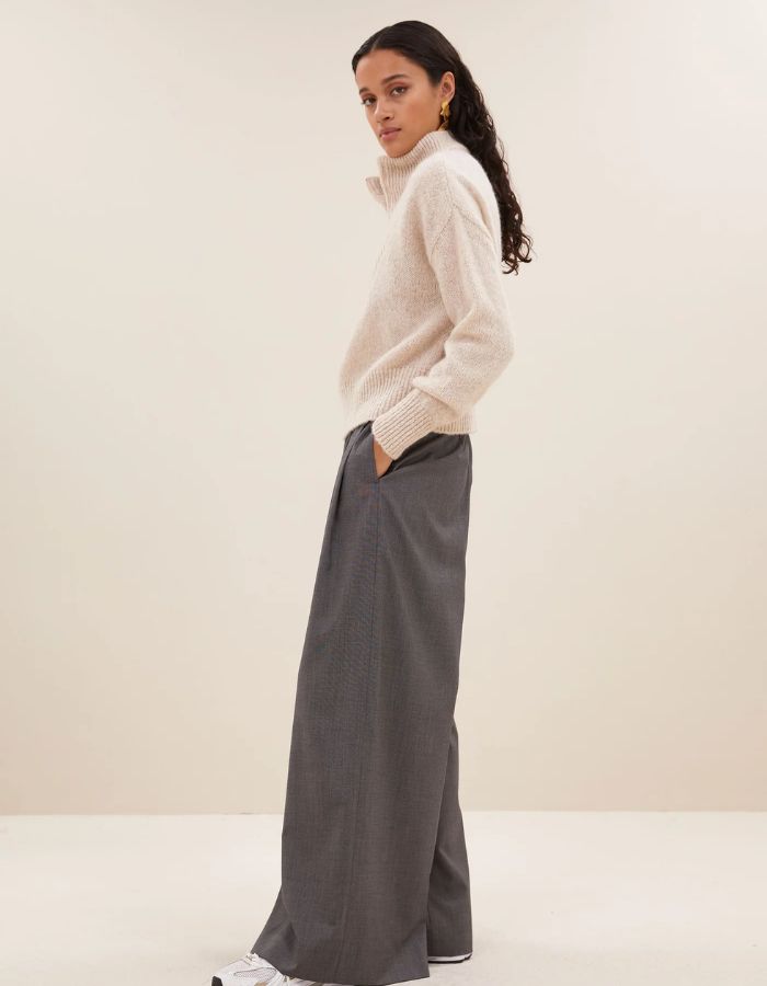 trinity-pullover-boxy-beau-chalk-by-bar-4