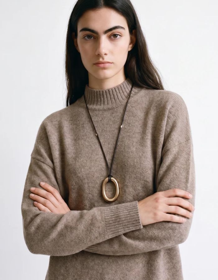 Devant de la Robe-pull courte pour femme en pure laine marron chocolat avec col montant et manches longues, modèle Robe Ariene couleur Brown de la marque ARTLOVE.