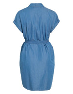 Robe chemise en chambray bleu Nori Vila, manches courtes revers, ceinture à la taille, coupe droite.